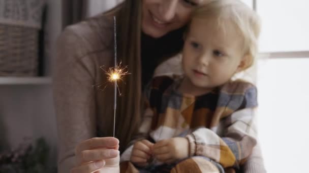 Mor Och Hennes Lilla Flicka Leker Med Flamma Gnistrande Leenden — Stockvideo