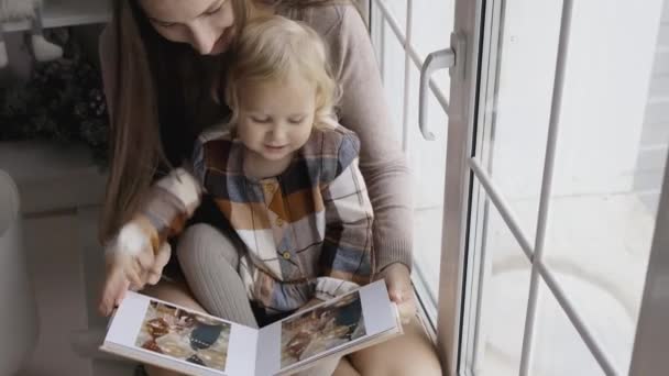 Anne Kızı Noel Sabahı Eğleniyorlar Küçük Kızıyla Birlikte Pencere Kenarında — Stok video