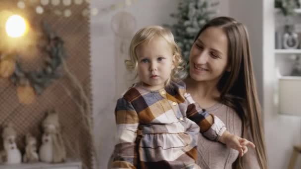Anne Küçük Kızı Yeni Yıl Kutlamaları Için Işıltılı Bir Gülümsemeyle — Stok video