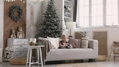 Anne ve kızı Noel sabahı evle video görüşmesi yapıyor. Genç anne ve küçük kızı akrabalarını tebrik ediyor..