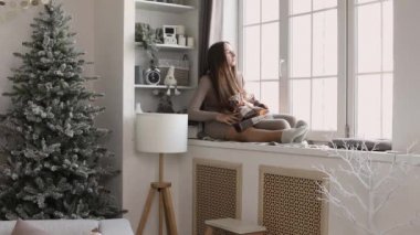 Küçük kız Noel sabahı bloknotla video görüşmesi yapıyor. Akrabalarını tebrik et. Mutlu bir yeni Yaer..
