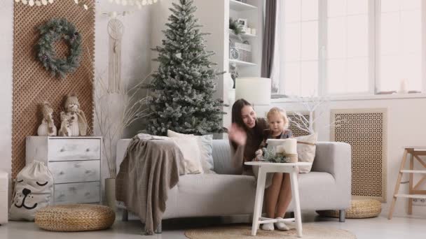 Meisje Maakt Videogesprekken Pad Kerstochtend Feliciteer Hun Familieleden Een Gelukkige — Stockvideo