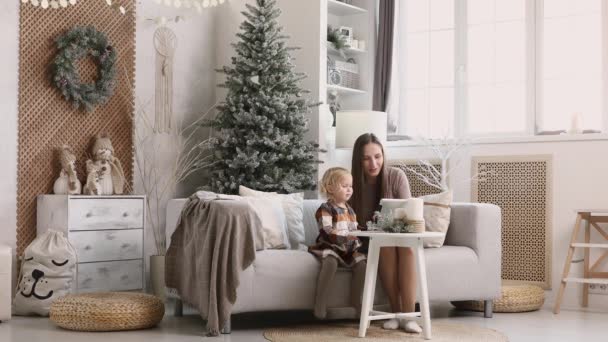 Madre Hija Hacen Videollamadas Mañana Navidad Joven Mamá Con Hija — Vídeo de stock