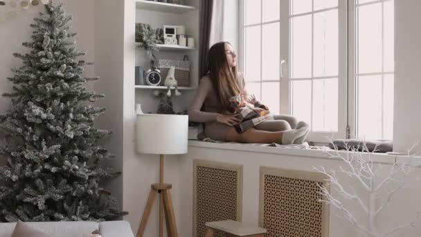Meisje Maakt Videogesprekken Pad Kerstochtend Feliciteer Hun Familieleden Een Gelukkige — Stockvideo