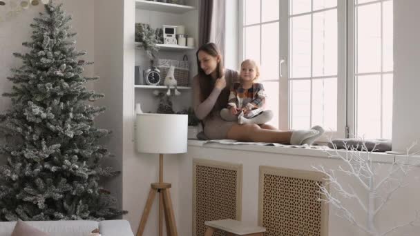 Madre Figlioletta Divertono Mattina Natale Prezioso Momento Familiare Giovane Mamma — Video Stock