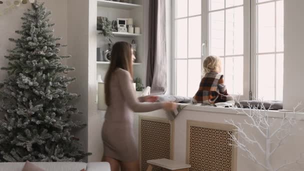 Anne Küçük Kızı Noel Sabahı Eğleniyorlar Değerli Aile Anı Genç — Stok video