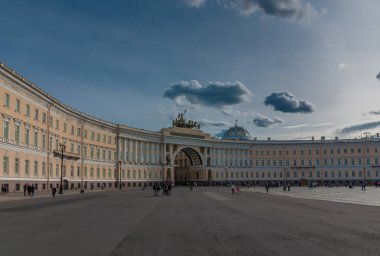 St. Peterburg 'da bir saray meydanı