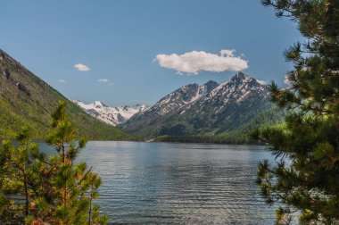 Altay dağlarında güzel bir dağlık göl