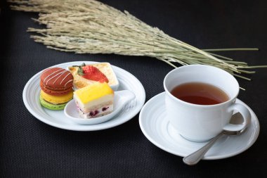 Akşamüstü sıcak çay, beyaz bardakta. Geleneksel tatlı ve içecek..