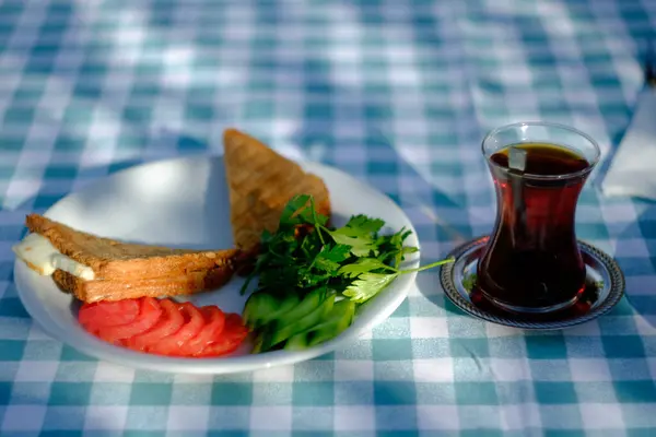 Tabakta Türk siyah çayıyla tost