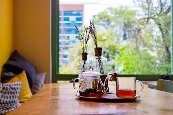 Çay demliği ve çay fincanını kapat.