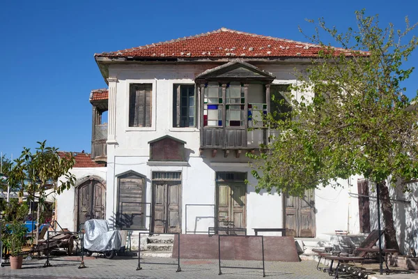 Terk edilmiş eski geleneksel Türk Evi