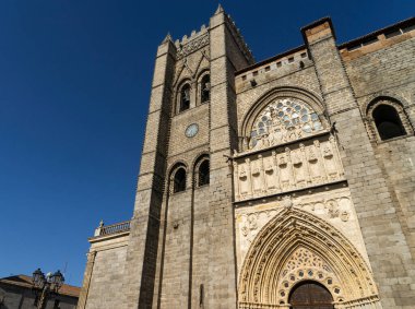 İspanya 'daki Avila Gotik Katedrali' nin ana cephesi