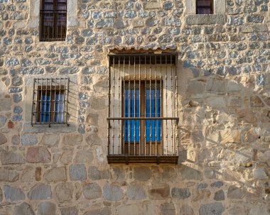İspanya 'da Avila' nın duvarlarında pencere ve balkon
