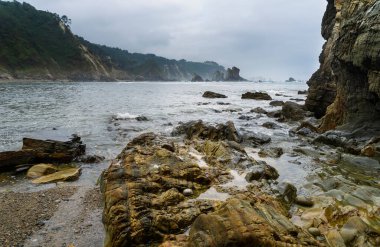 İspanya 'nın Asturian kıyısındaki Playa del Silencio manzarası. Bulutlu gökyüzü.