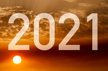 2021 yılının sayısı yazılı metin. Arka planda yükselen güneşin bulutlu görüntüsü var. Mutlu yıllar 2021.