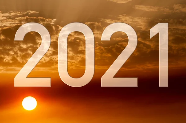 2021 텍스트와 구름이 떠오르는 태양의 배경이 2021 — 스톡 사진