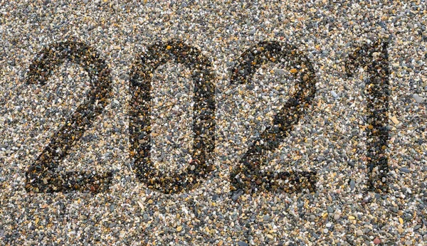 Κείμενο Τον Αριθμό Του Έτους 2021 Μικρές Πολύχρωμες Πέτρες Παραλία — Φωτογραφία Αρχείου