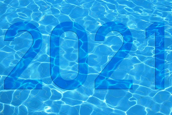 2021 yılı. Yeni yıl. Mavi suyun görüntüsü üzerinde numaralar olan metin.
