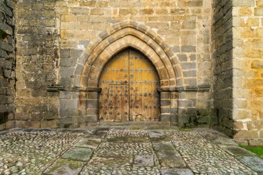 Avila ilindeki Barco de Avila kasabasındaki Meryem Ana Hüküm Kilisesi 'nin kapısı.