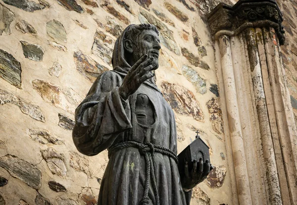 İspanya 'nın Caceres kentindeki Fransisken Manastırı' nın kapısındaki Asissi Aziz Francis heykeli..