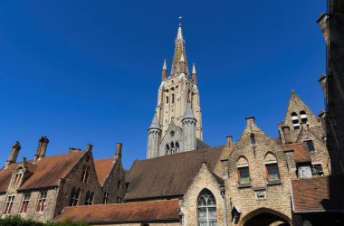 Bruges şehrinin gotik katedralinin kulesine sahip dini binalar..
