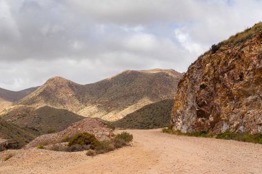 İspanya 'da Almerya kıyılarının kurak dağları arasındaki yol.