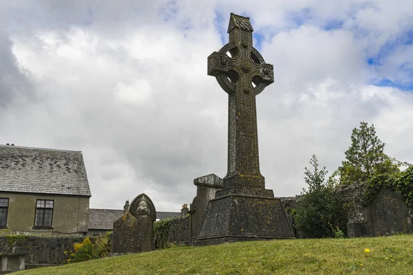 İrlanda 'nın Kilkenny şehrinde, bulutlu gökyüzü ile Kelt haçları olan bir mezarlık..
