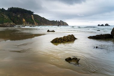 İspanya 'nın Asturias şehrinde gün batımında Playa del Aguilar manzarası.