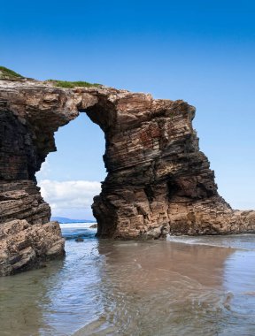 İspanya 'da Galiçya' da Las Catedrales plajında kemer şeklinde kaya oluşumu.