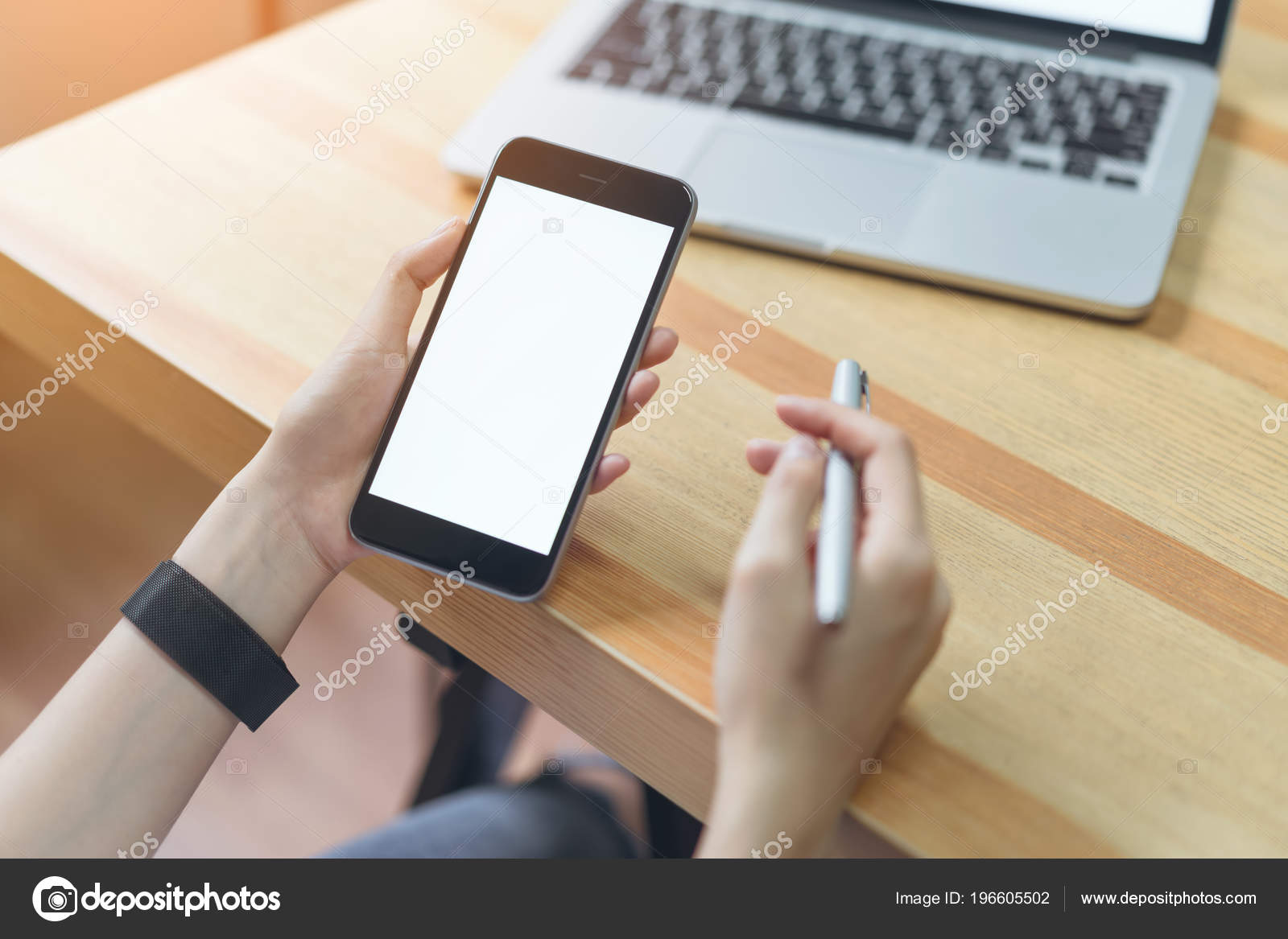 Frau Hält Smartphone Der Hand Und Benutzt Laptop Auf Dem ...