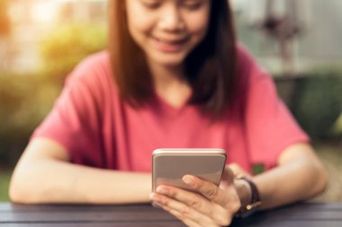 Park Cafe tablo uygulaması için akıllı telefon kullanan kadın. Günlük yaşamda dijital teknoloji için kavramlar.