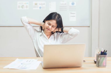 Beyaz casual elbise Asyalı kız zor iş ağrılar yüzünden o omuz yakalamak. Ya da bir şey omuz vurmak. Oda ofis.