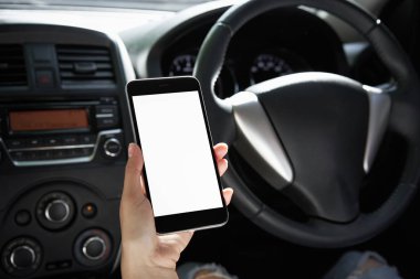 Kadınlar hoding smartphone arabada seyahat etmek. tatil zamanı.