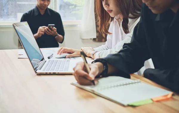 Trabajo Equipo Joven Mujer Negocios Oficina Camisa Casual Selección Información — Foto de Stock