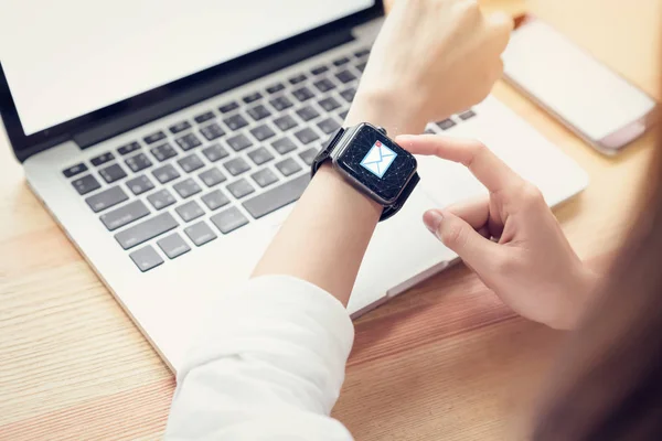 Donna Affari Utilizzando Smart Watch Show Icona Mail Sociale Concetto — Foto Stock