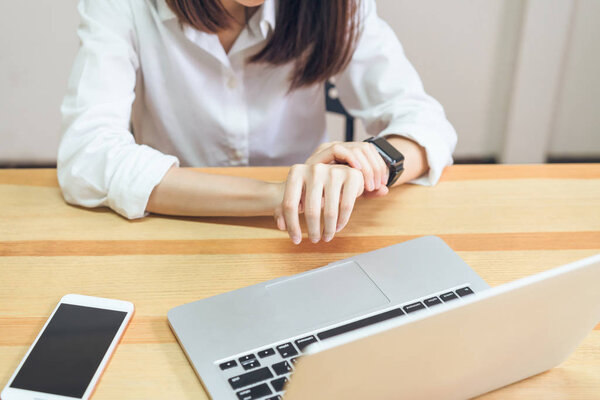 Women have a pain in the wrist because of the computer for a long time. This may be the cause of Office Syndrome.