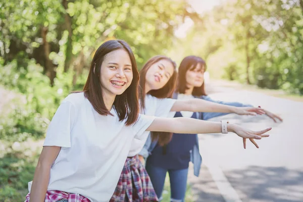 Mooie Vrouw Ontspannen Help Die Hij Naar Auto Zwaaide Reizen — Stockfoto