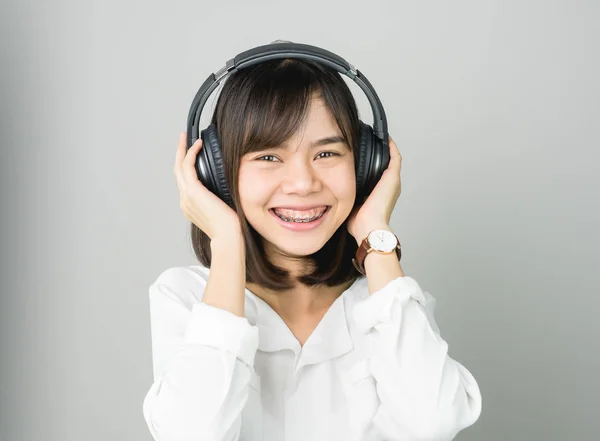 Chica Asiática Vestido Casual Blanco Escuchando Música Auriculares Negros Ambiente —  Fotos de Stock