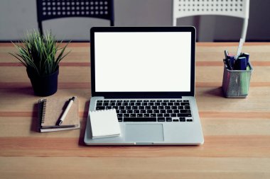 Tablo için arka planda Ofis Oda, grafik üstünde Laptop görüntü montaj. Senin ekran reklam koymak için almak.