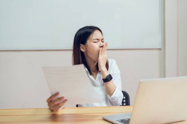 Kadınların bir sırt ağrısı bilgisayar ve çalışma nedeniyle uzun bir süre var. Bu Office sendromu neden olabilir.