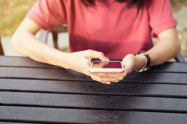 Park Cafe tablo uygulaması için akıllı telefon kullanan kadın. Günlük yaşamda dijital teknoloji için kavramlar.