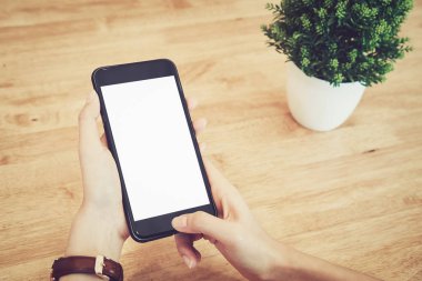 Boş ekran smartphone kullanan kadın. ekran grafikler için. Günlük yaşamda dijital teknoloji için kavramlar.