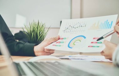 Takım çalışması, rahat gömlek ofisinde genç iş kadını. Bilgi meslektaşları ile bir bilgisayar ile seçme. İş planlama pazarlama.