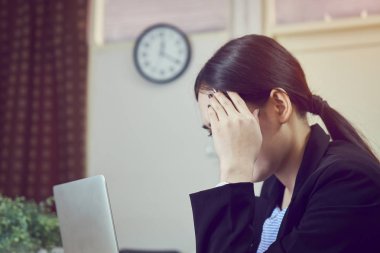 İş kadınları oturmak ve uzun bir süre için belgili tanımlık bilgisayar perde süzün. Çünkü aşırı çalışma.