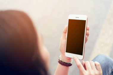 Boş ekran smartphone kullanan kadın. ekran grafikler için. Günlük yaşamda dijital teknoloji için kavramlar.