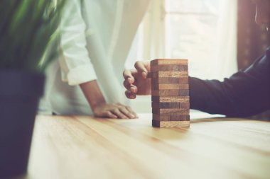 kadın ve bir piramit boş tahta küpleri ile yapım çalışması. İş kavramı ile bir firma olarak için adım adım.