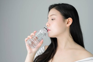 kadın cilt güzellik ve sağlık, içme suyu temiz bir şişe. Cilt pürüzsüz ve güzel. Beyaz arka plan üzerinde sağlıklı kadın kavramı.