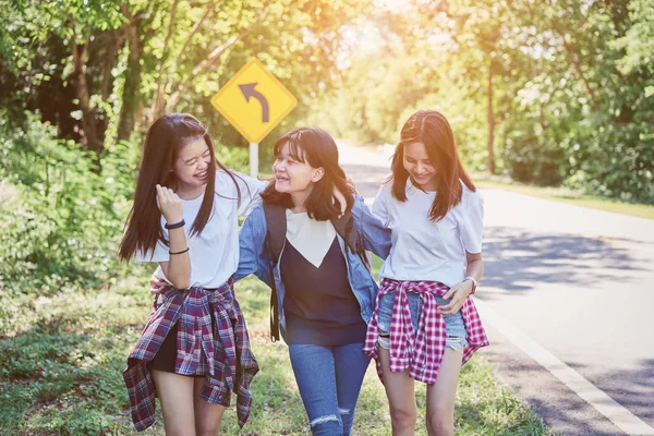 Drie Mooie Vrouw Ontspannende Wandelingen Haar Nek Lacht Reizen Vakantiedagen — Stockfoto