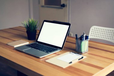 Tablo için arka planda Ofis Oda, grafik üstünde Laptop görüntü montaj. Senin ekran reklam koymak için almak.